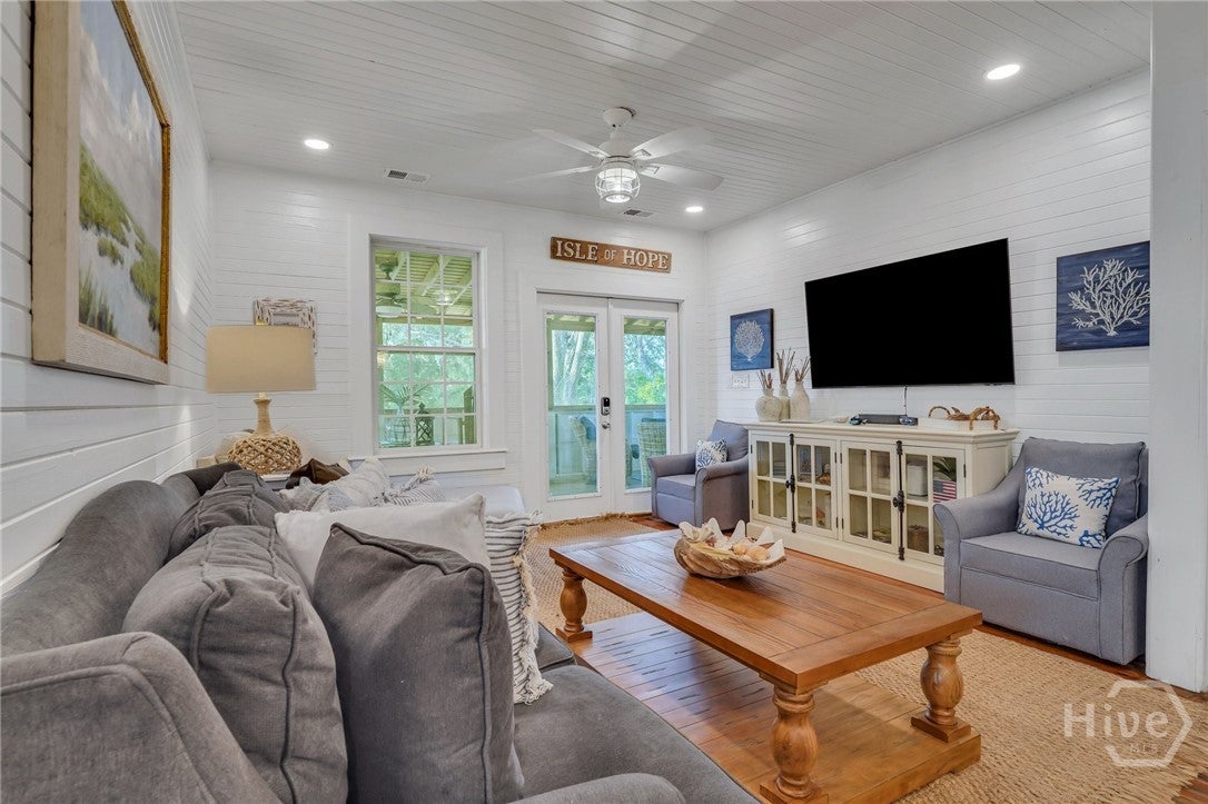 Charming raised, restored cottage in the heart of Tybee -a perfect ble – image 8