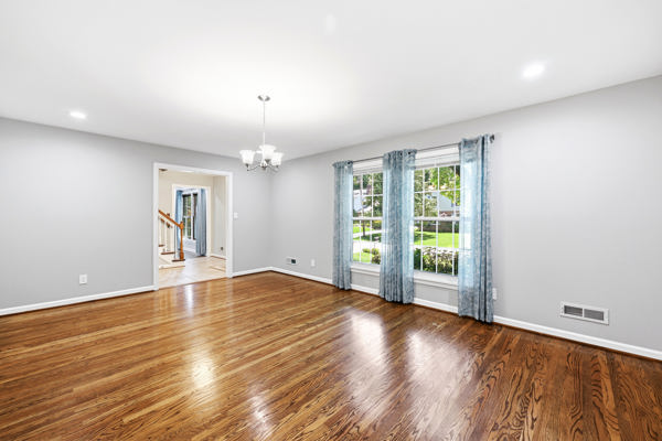 Welcome to this beautiful home that’s gleaming with pride and perfecti – image 7