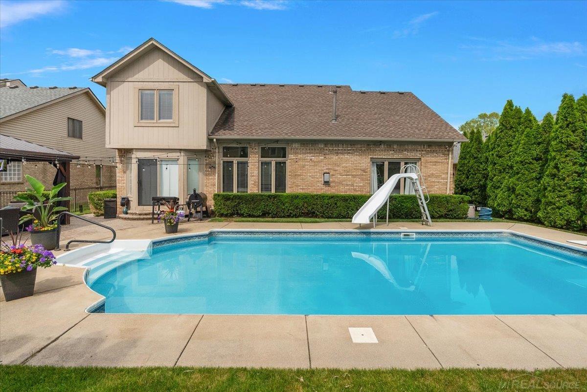Rare find! Beautiful 4 Bedrom Split Level home with inground pool loca – image 11