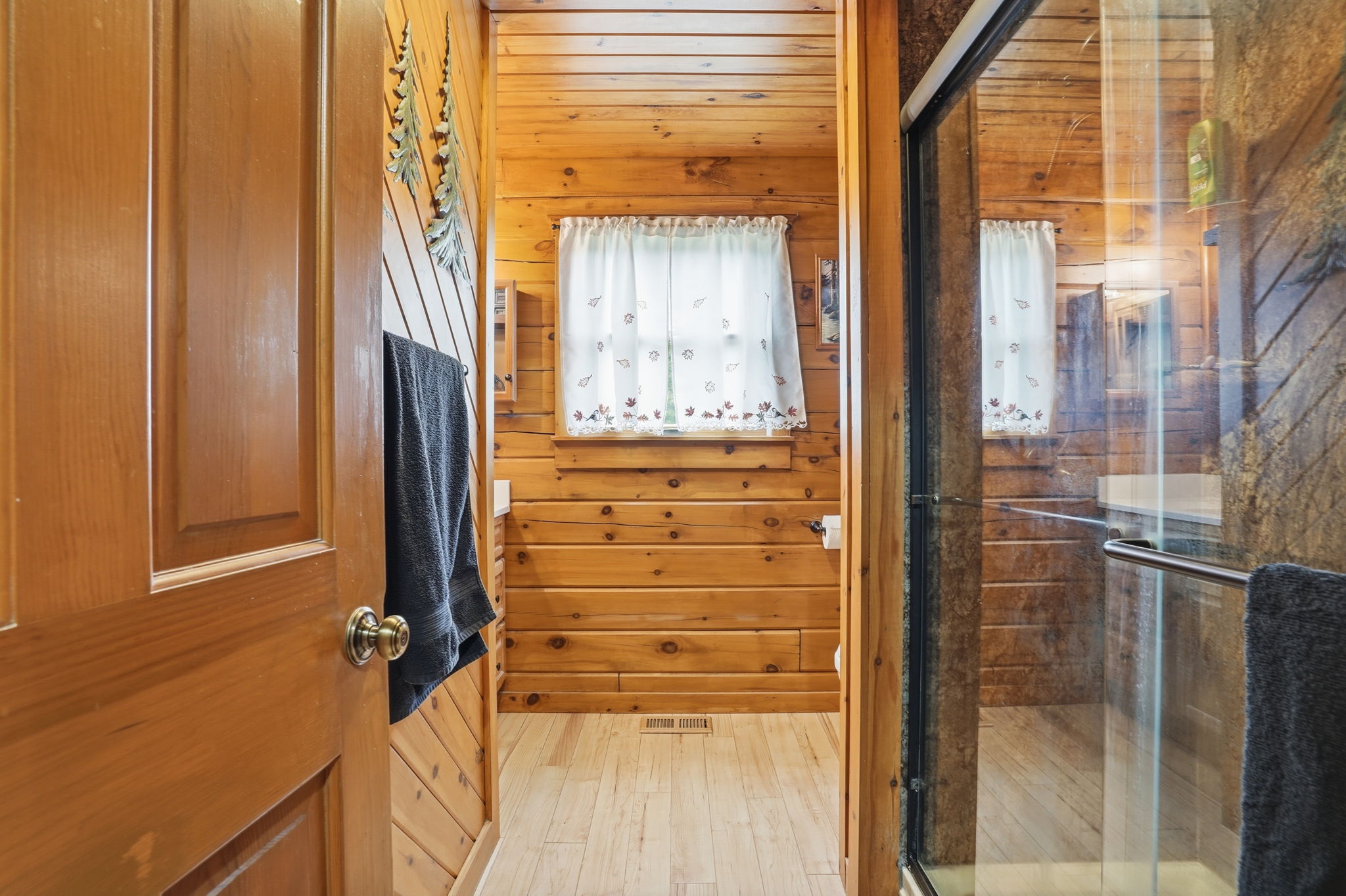 Log Cabin Retreat on 5 AcresEscape to your own private oasis tucked aw – image 25