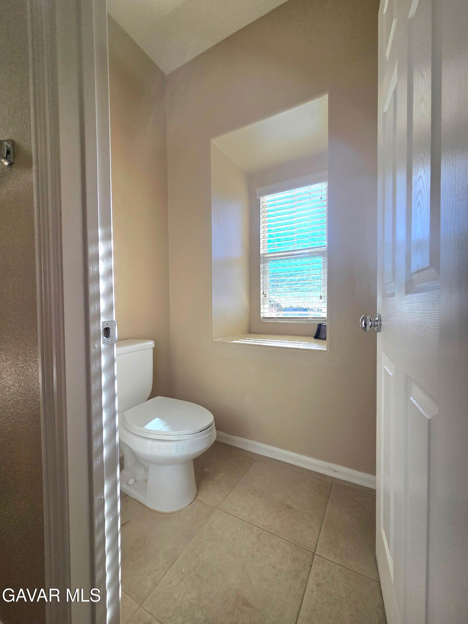 Stunning 5-bedroom, 4-bathroom, 2-story single-family home in the high – image 45