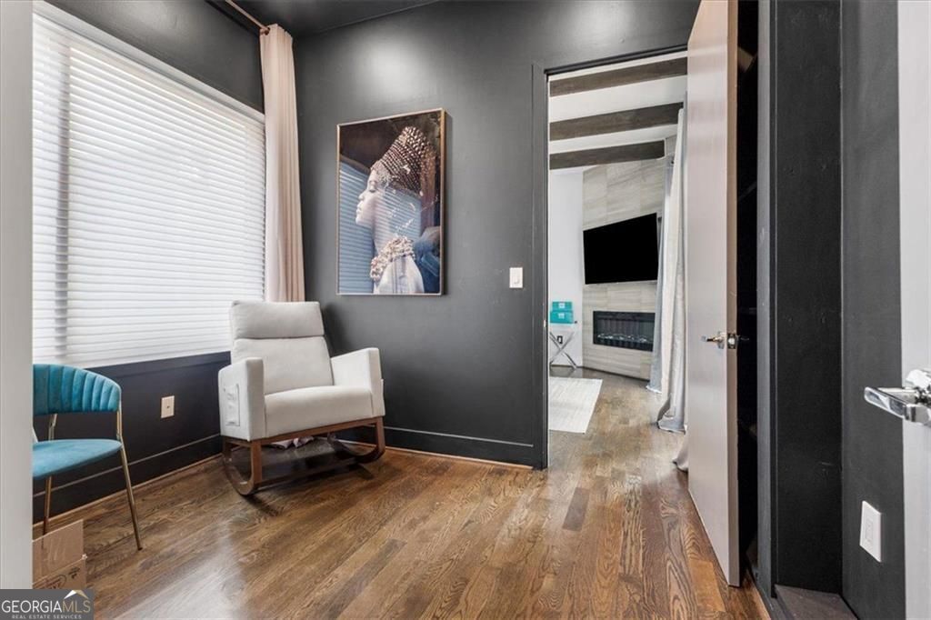 Gracious proportions and well-defined living spaces offer the perfect – image 26