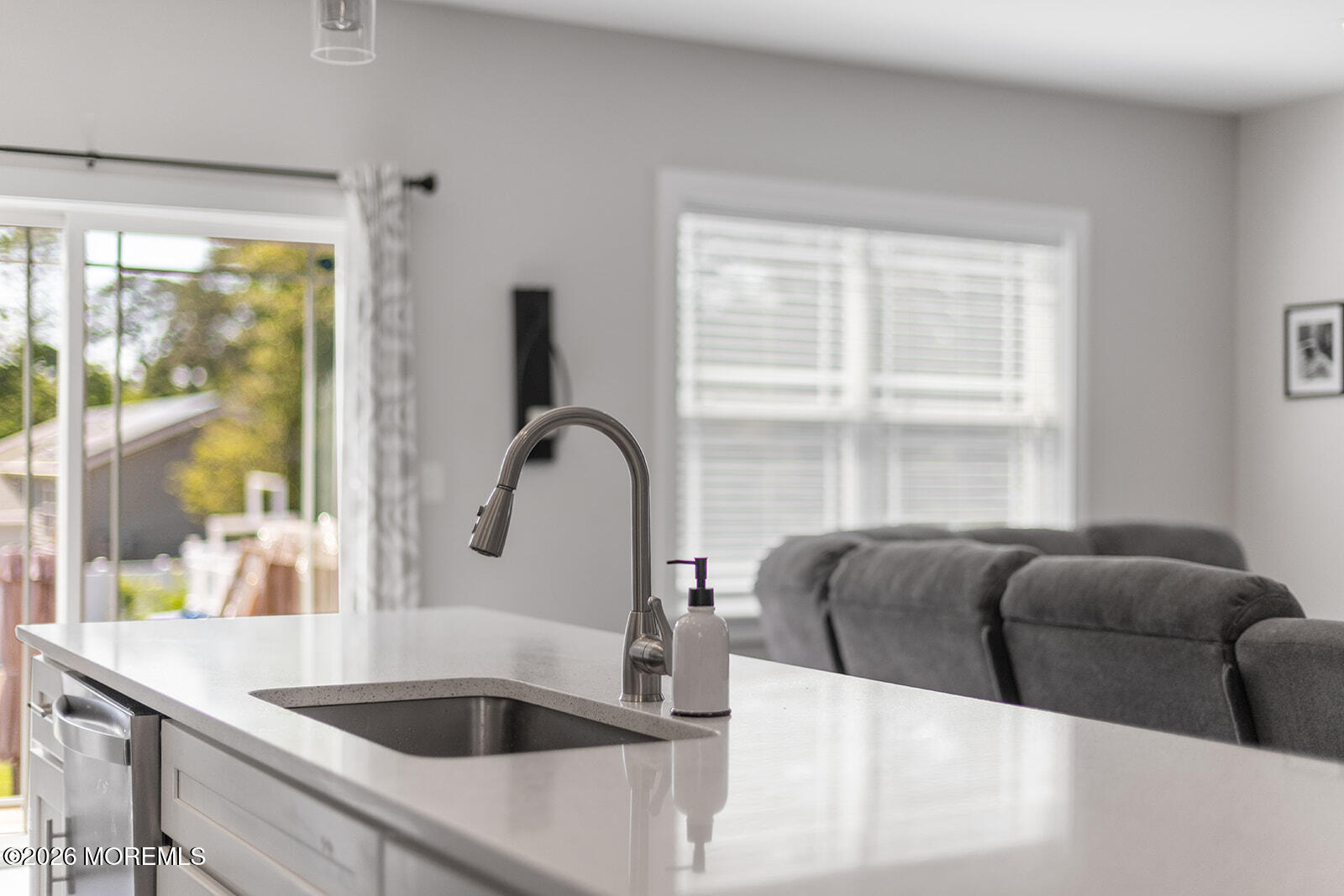 Beautifully maintained 3-bedroom, 2.5-bath home featuring an open-conc – image 4