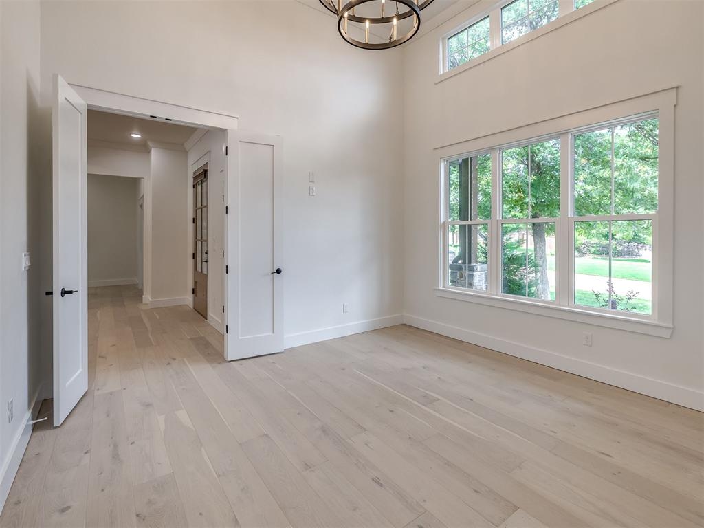 Amid the wooded charm of Arcadia, 12925 Broken Arrow offers a perfect – image 25