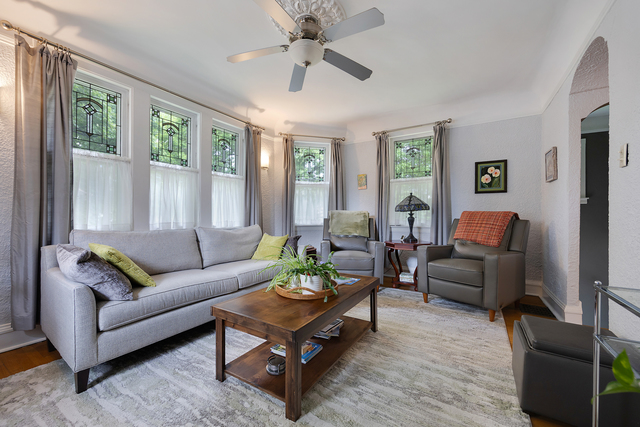 Meticulously maintained and thoughtfully updated, this charming Chicag – image 15