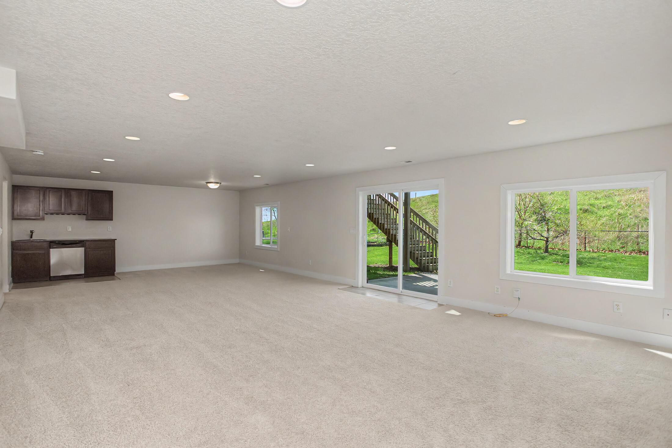 Beautifully crafted 1-story walk-out home in the highly desirable Sout – image 27