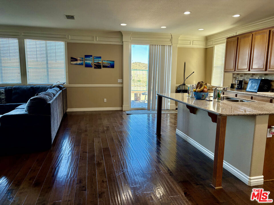 Stunning 5-bedroom, 4-bathroom, 2-story single-family home in the high – image 9