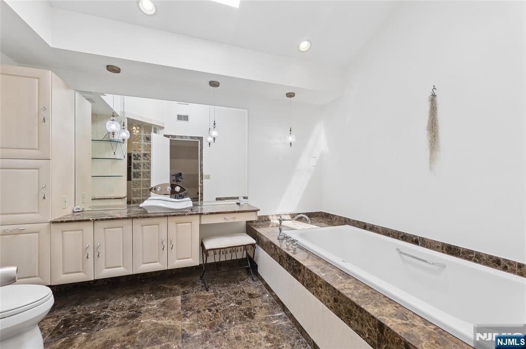 29-07 Fair Lawn Avenue, Fair Lawn, New Jersey, 07410, USA, 4 Bedrooms Bedrooms, ,4 BathroomsBathrooms,Residential,For Sale,29-07 Fair Lawn Avenue,26016016