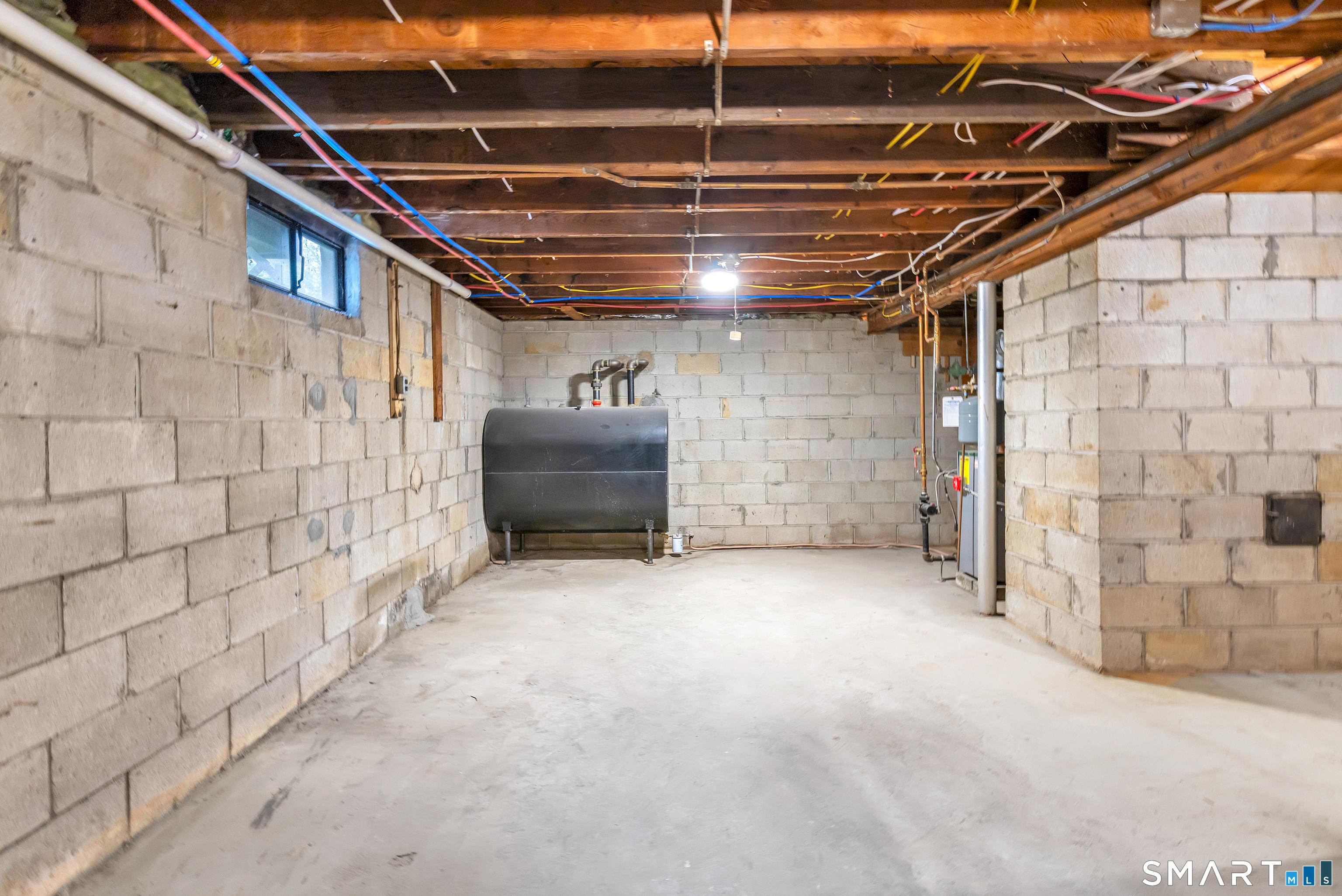 Welcome to 7 Longview Road, located in the desirable Sandy Hook sectio – image 33