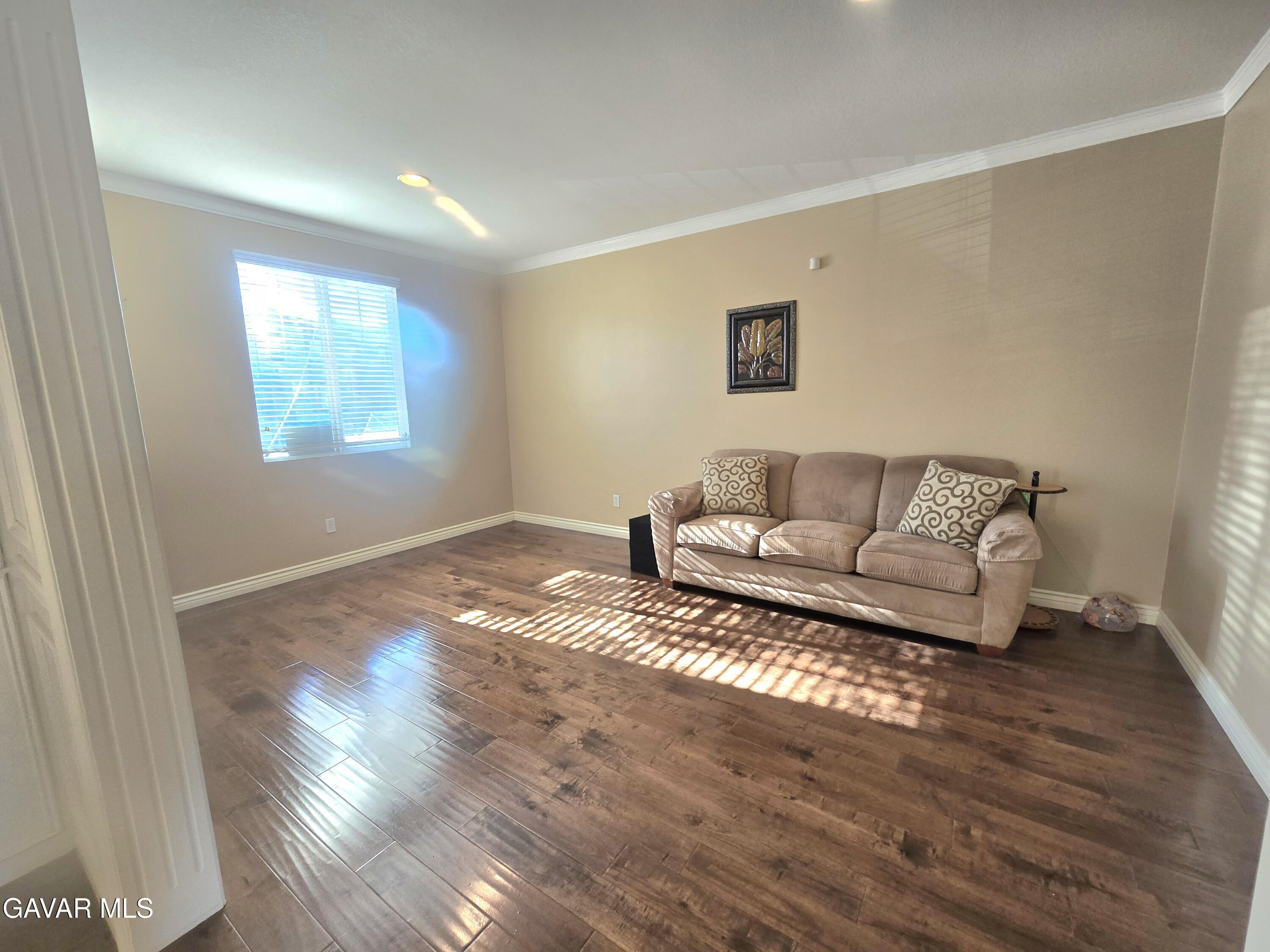 Stunning 5-bedroom, 4-bathroom, 2-story single-family home in the high – image 4