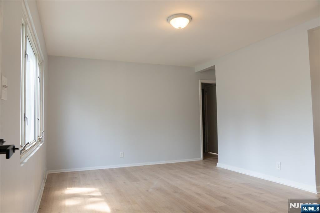 Welcome to 25 Lakeview Drive in Emerson! This beautifully renovated 3- – image 4