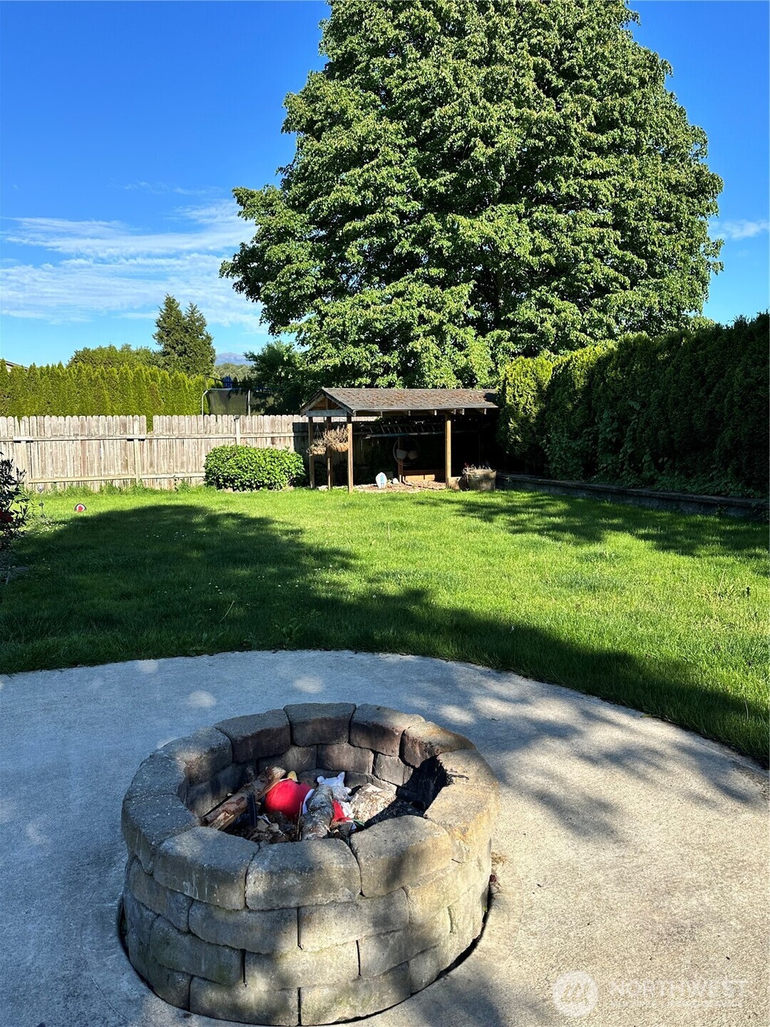 Welcome to this inviting single-level home featuring 3 bedrooms, 2 bat – image 7
