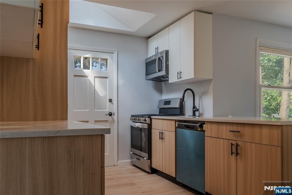 Welcome to 25 Lakeview Drive in Emerson! This beautifully renovated 3- – image 8