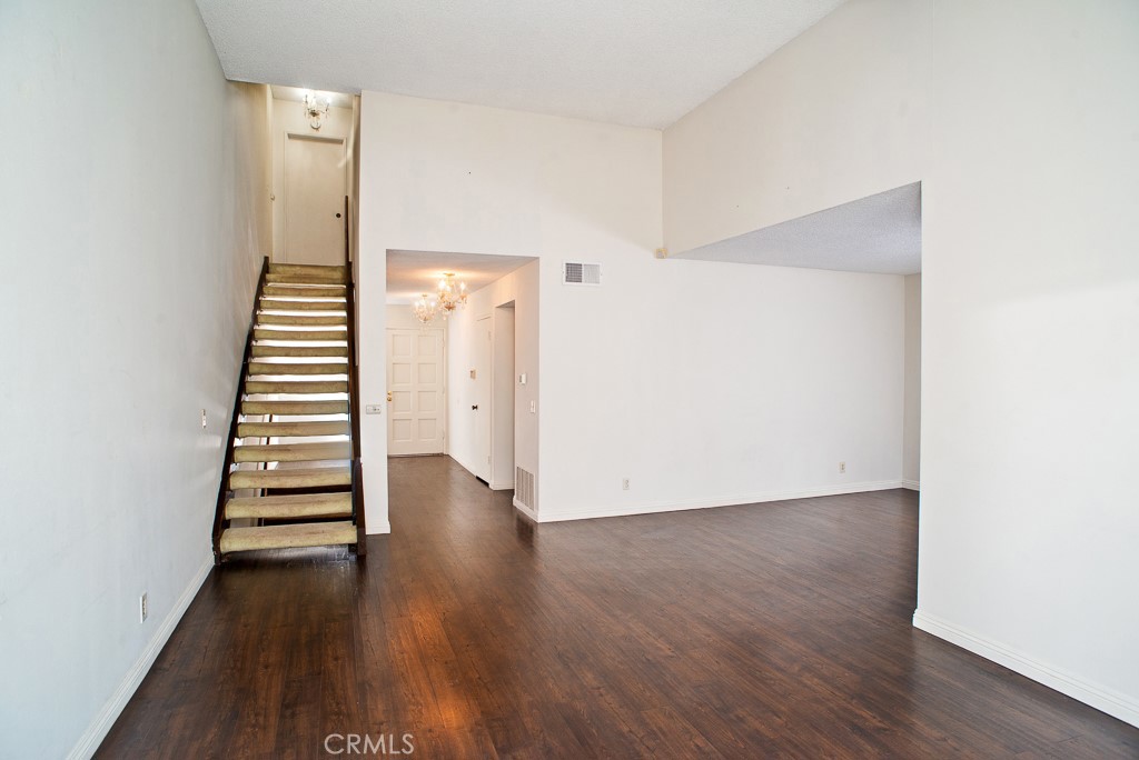 Spacious 3-bedroom, 2-bathroom town-house located in the highly desira – image 6