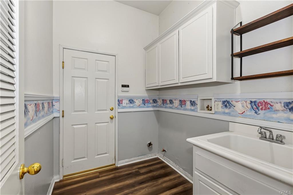 Welcome to this beautifully maintained single-story home located in a – image 17