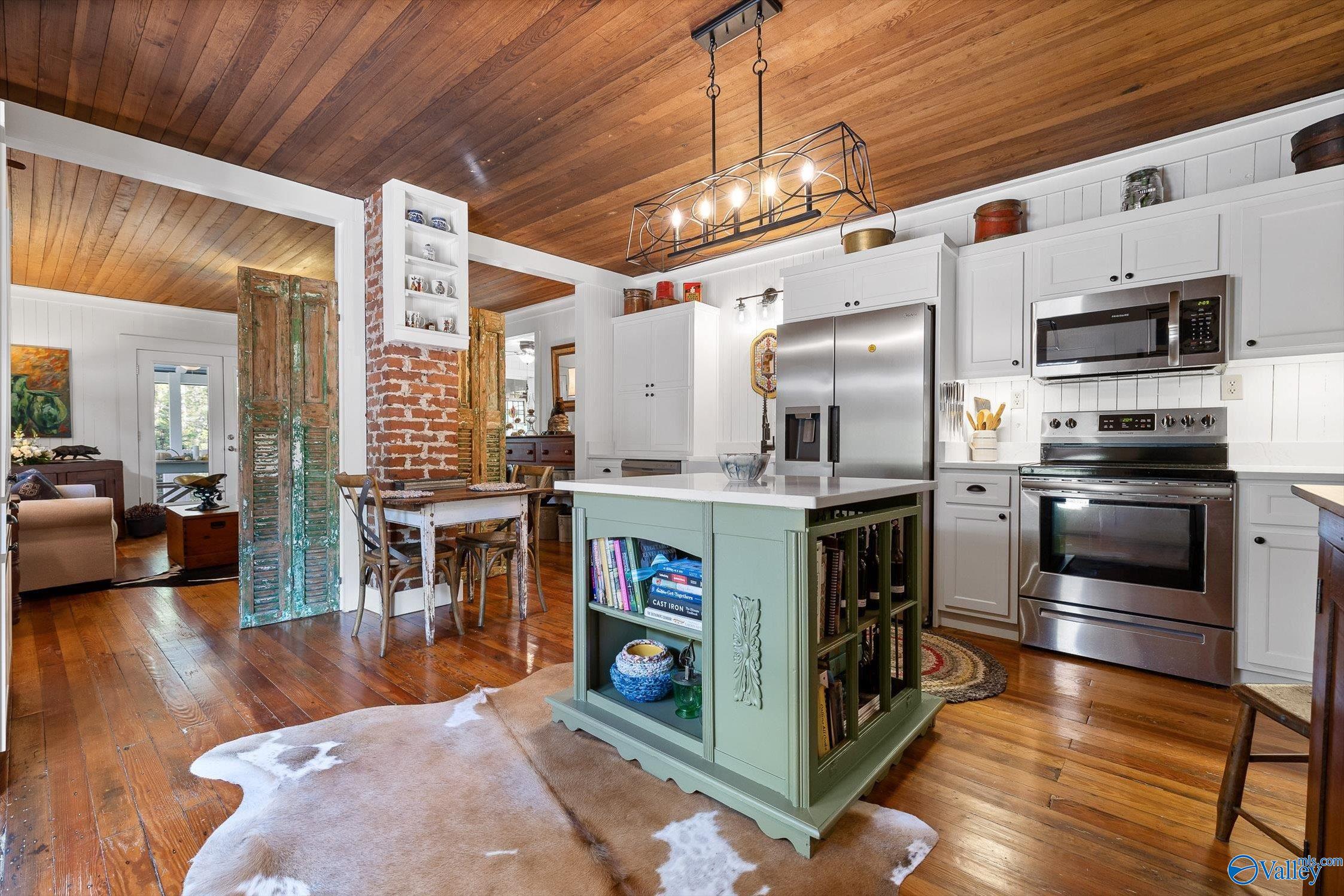 Irreplaceable Mentone charm meets thoughtful updates. Built in 1935, t – image 15