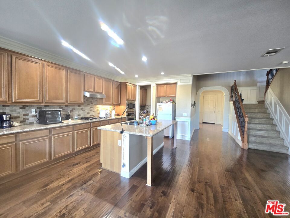 Stunning 5-bedroom, 4-bathroom, 2-story single-family home in the high – image 13