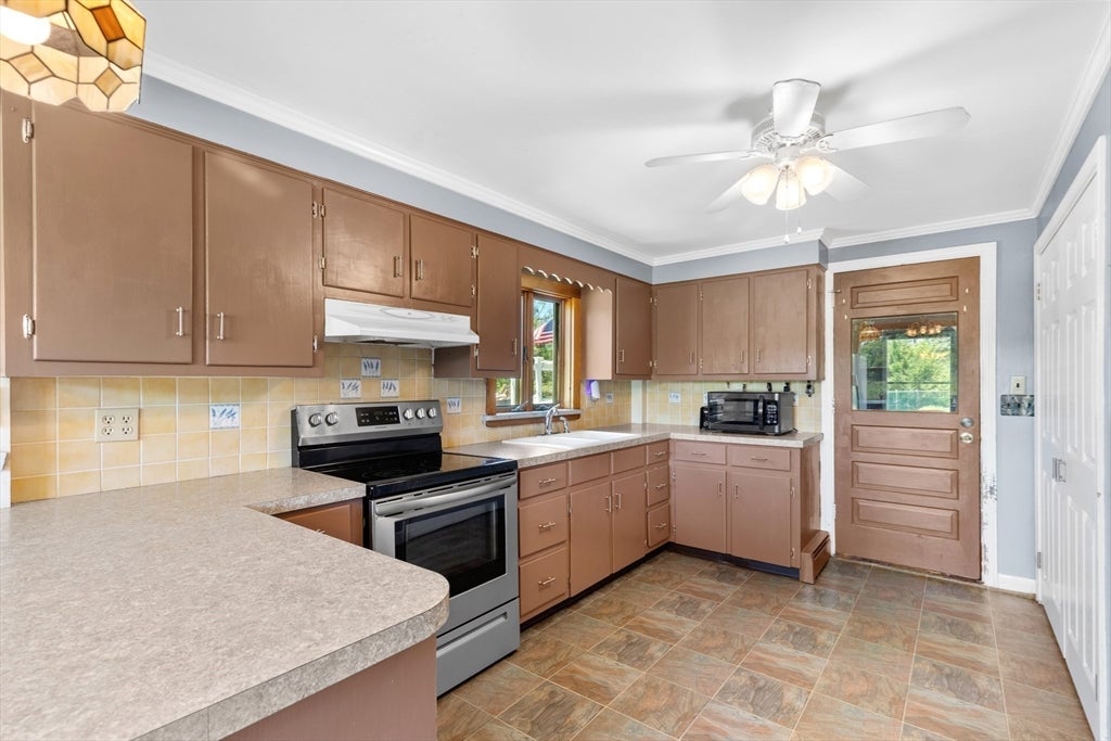 Nestled on over 2 acres, this Classic New England Cape offers the perf – image 5