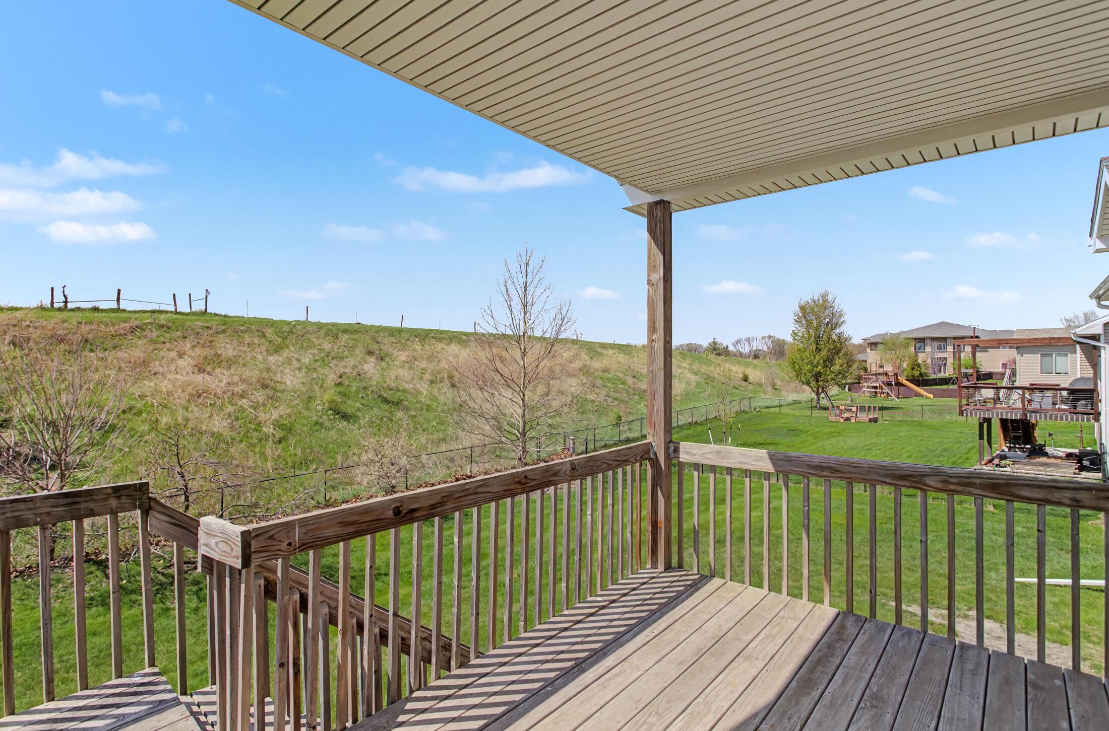 Beautifully crafted 1-story walk-out home in the highly desirable Sout – image 6