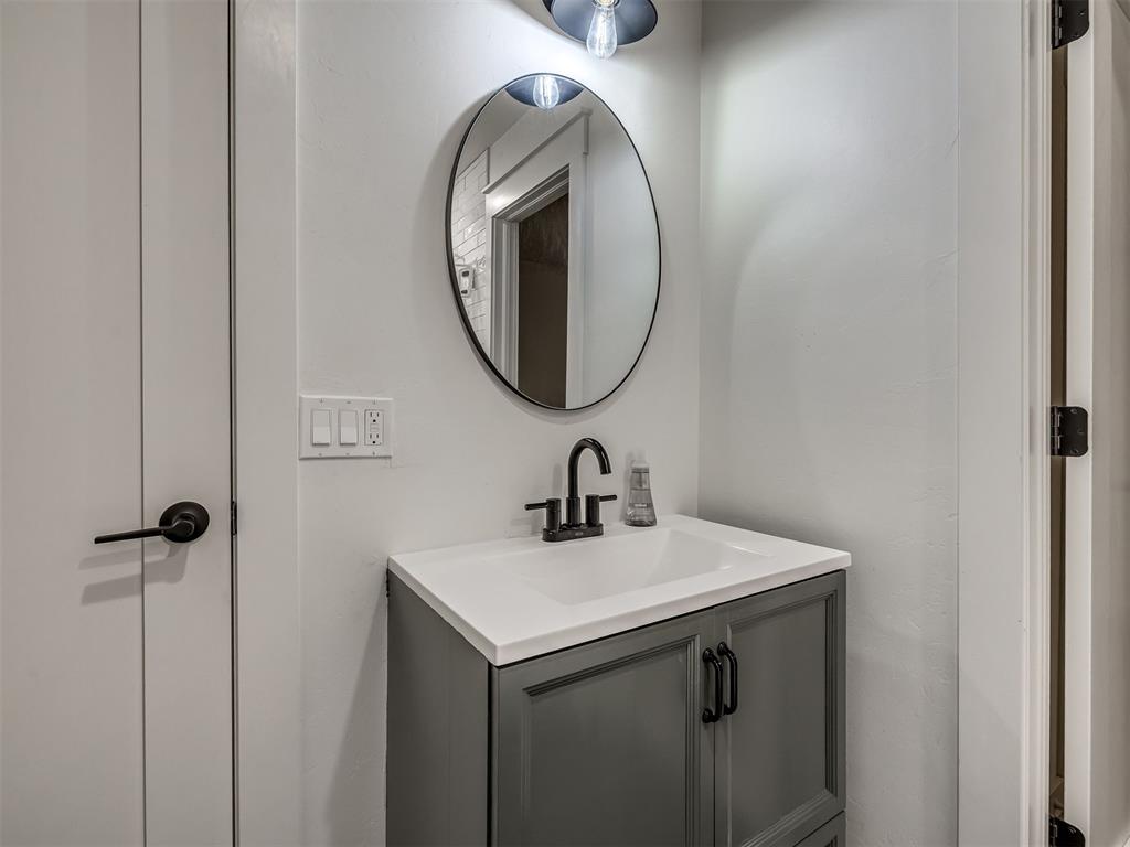 Amid the wooded charm of Arcadia, 12925 Broken Arrow offers a perfect – image 39