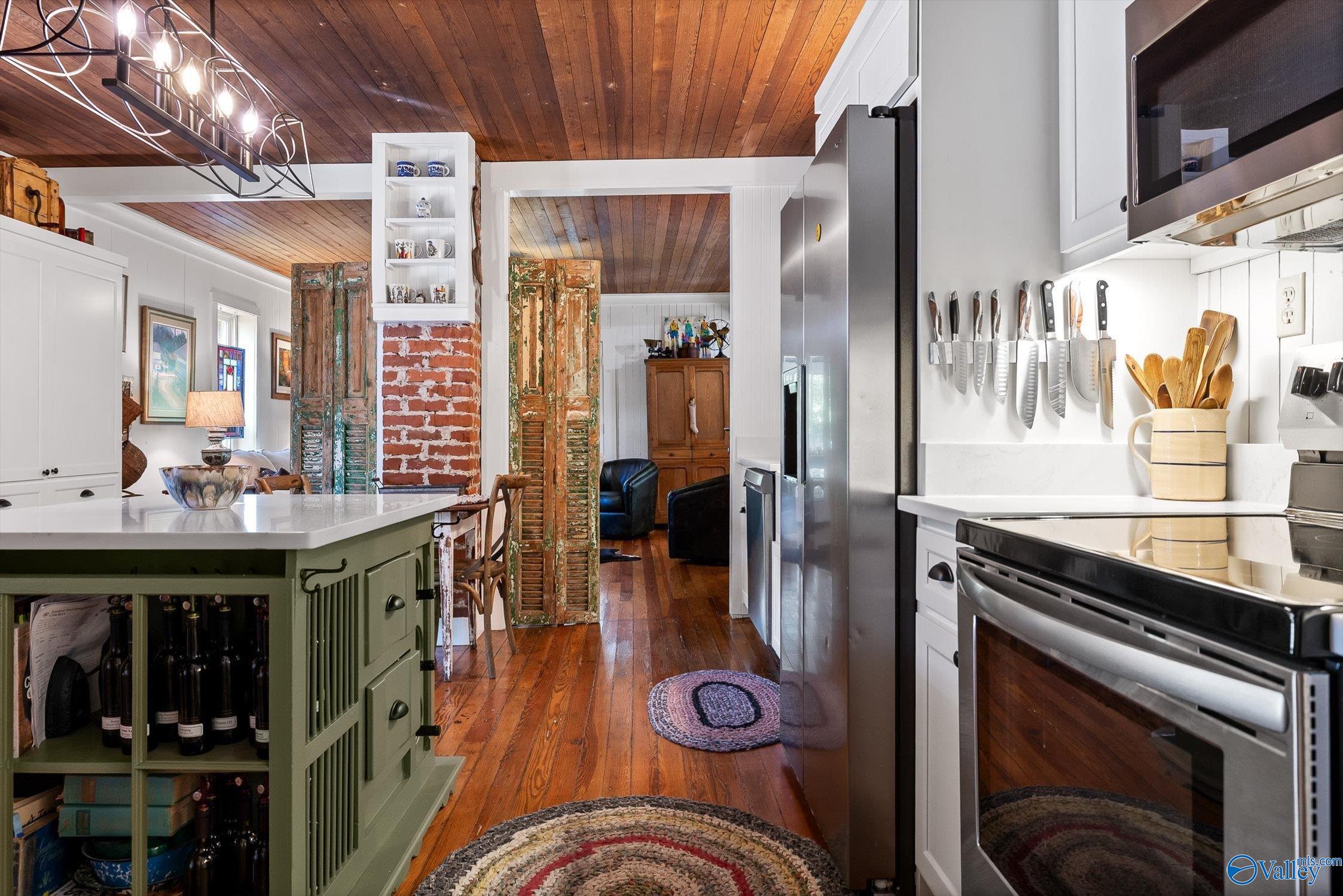 Irreplaceable Mentone charm meets thoughtful updates. Built in 1935, t – image 18