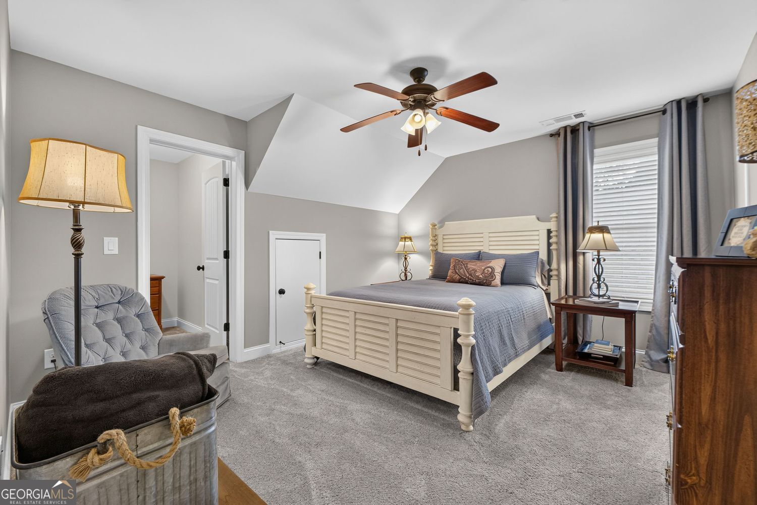 Incredible custom home with tons of bells and whistles in sought after – image 44