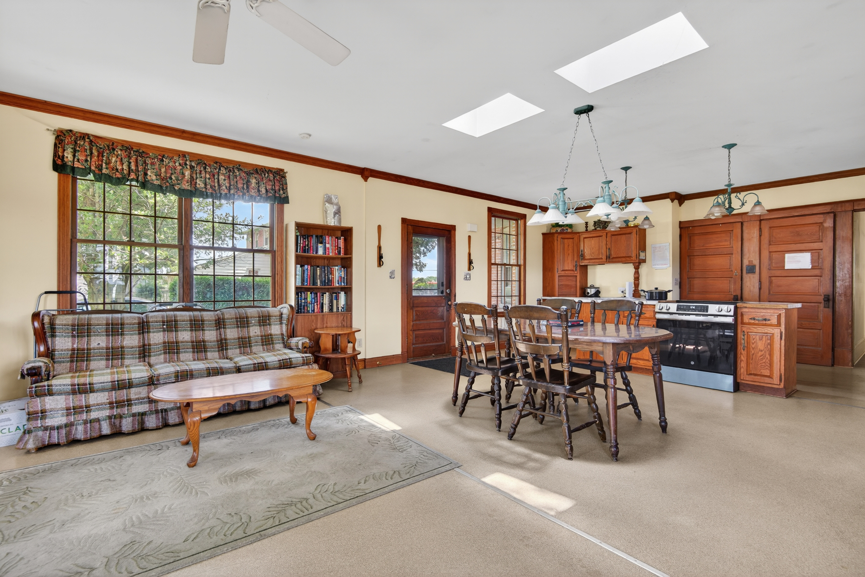 Endless possibilities await at 4023 Minute Drive! This unique and beau – image 8