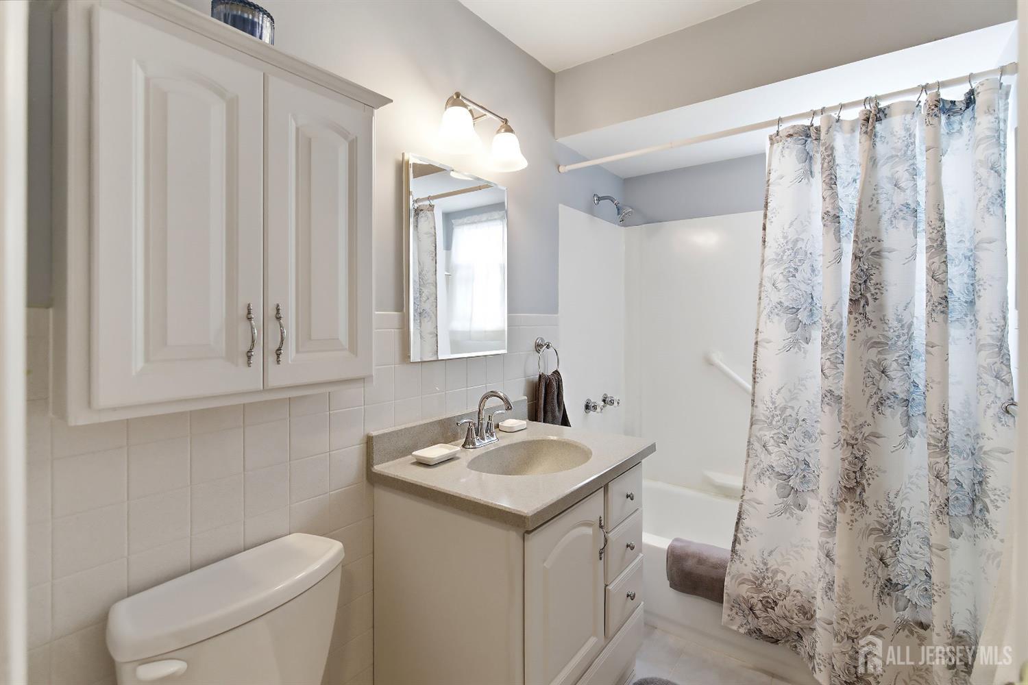 Pride of ownership shines throughout this exceptionally well-kept 3-be – image 14