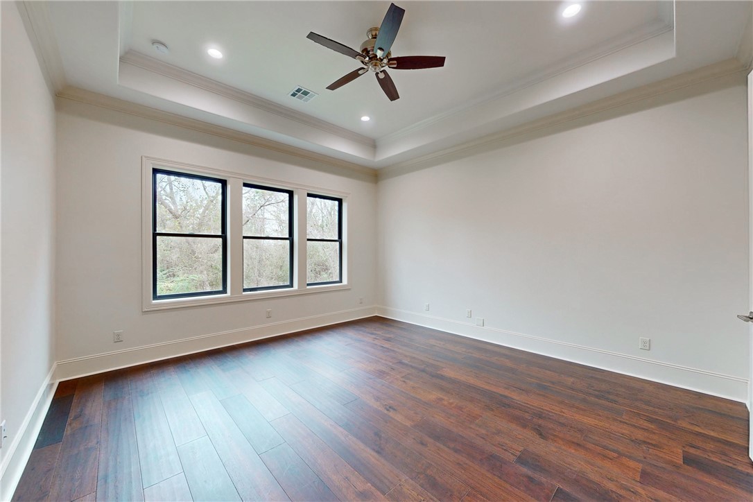 Elegant and refined new construction home located in the esteemed Mira – image 9