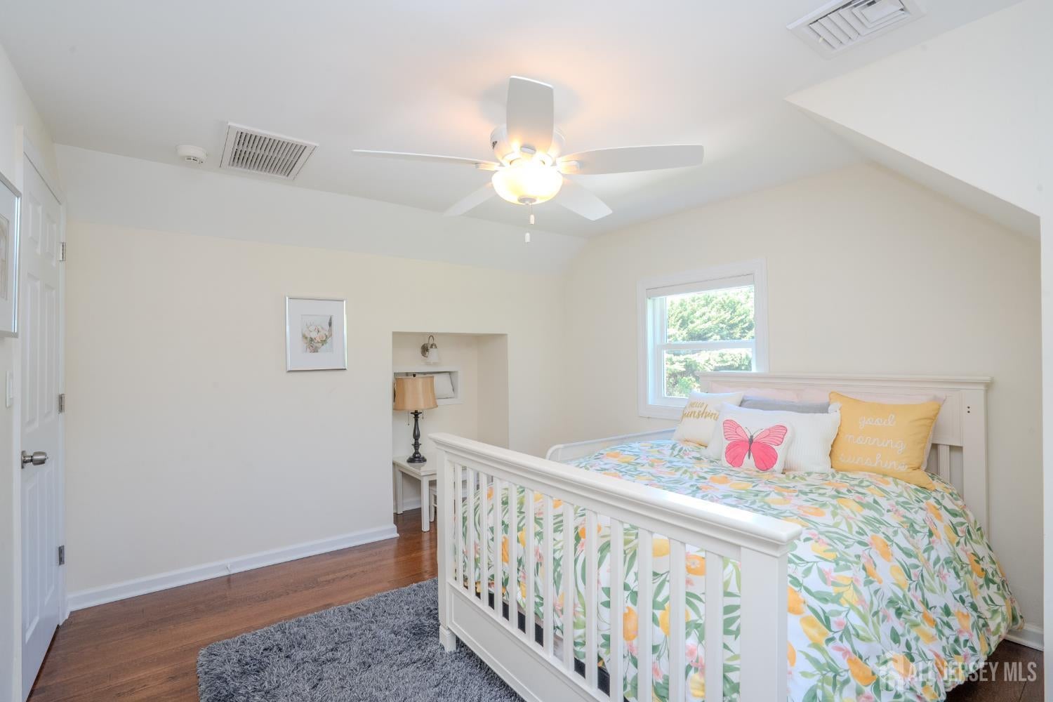 This lovely Cape Cod-style home is located in the highly desirable Far – image 22