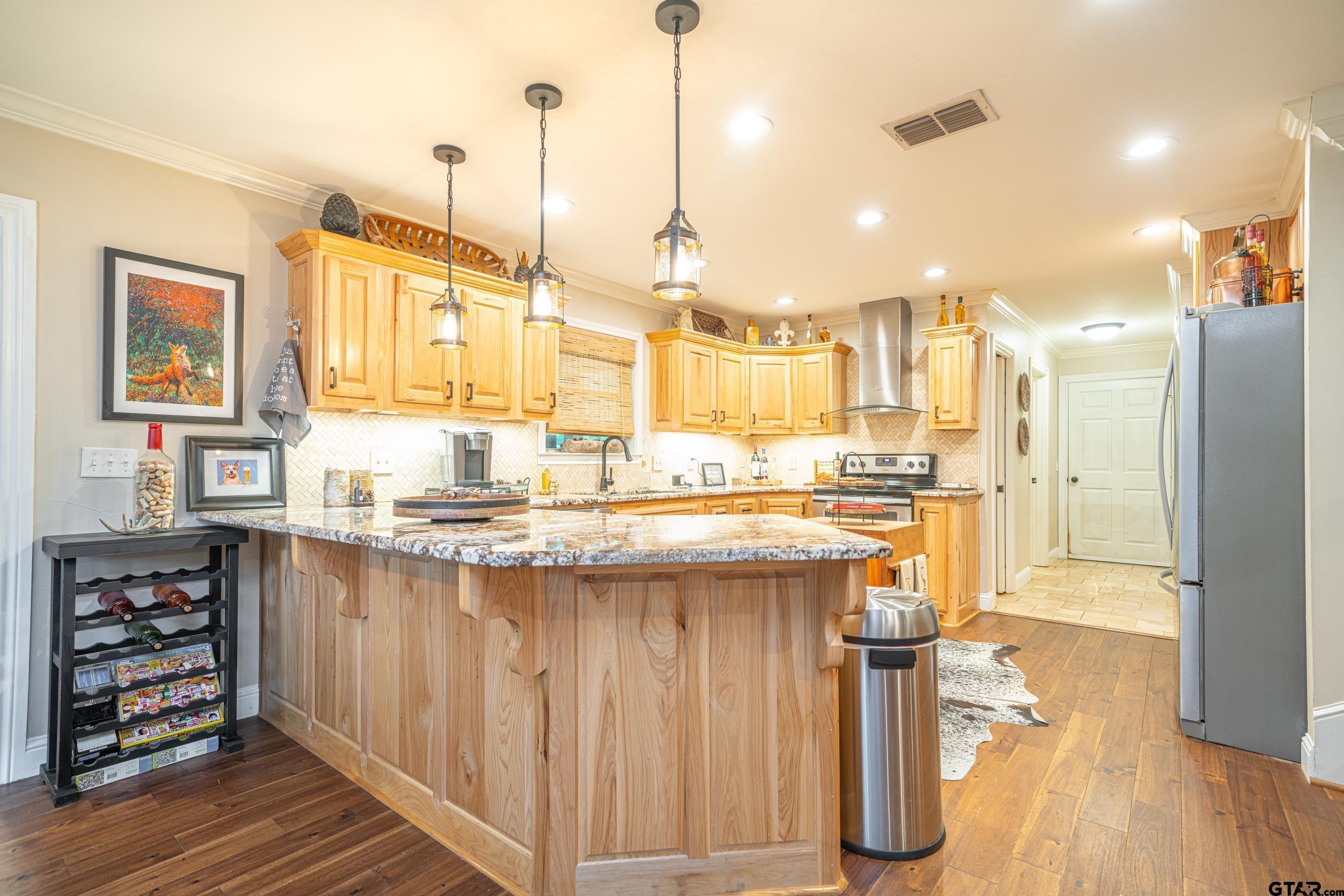 Located in the sought-after Tall Tree subdivision just across the stre – image 8
