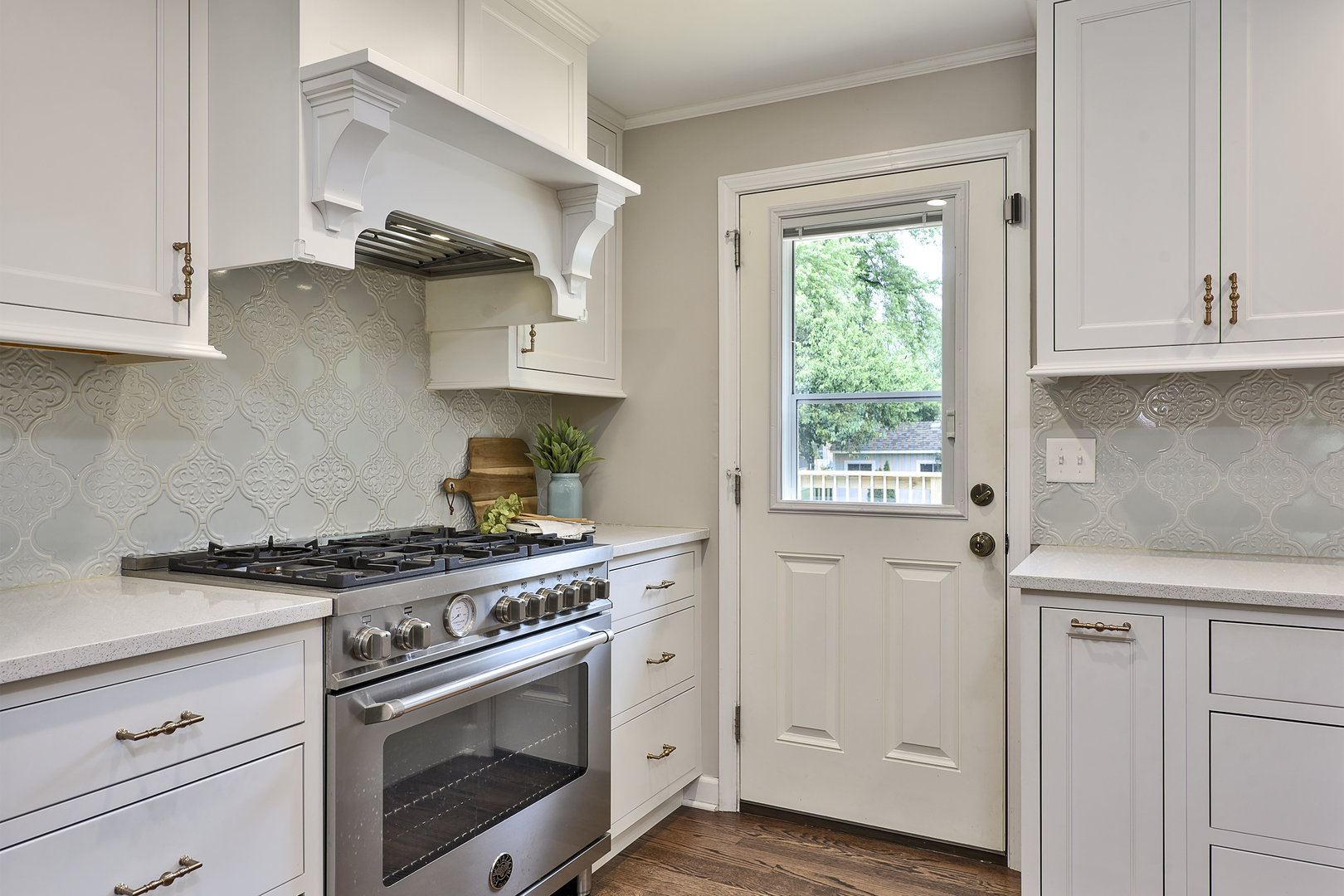 Beautifully updated and highlighted by an exceptional 25x24 detached h – image 10