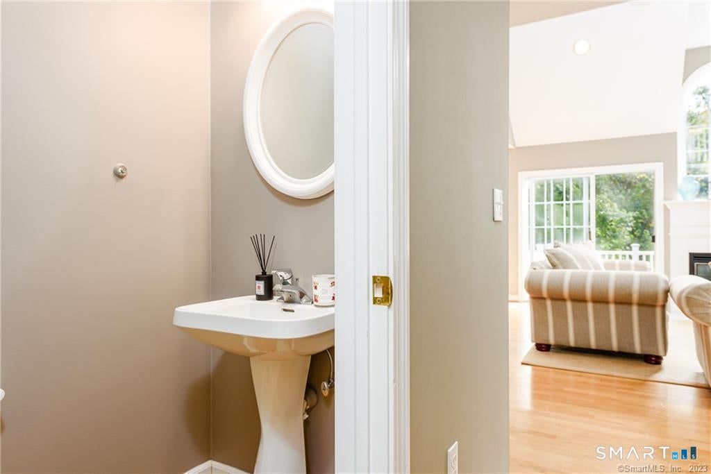 SPECTACULARLY DESIRABLE LOCATION! This rare-to-market single family is – image 23