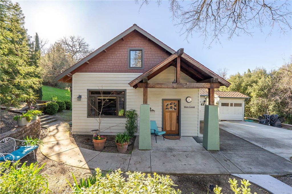 Located on the desirable West Side of Paso Robles, this custom-built 2 – image 44