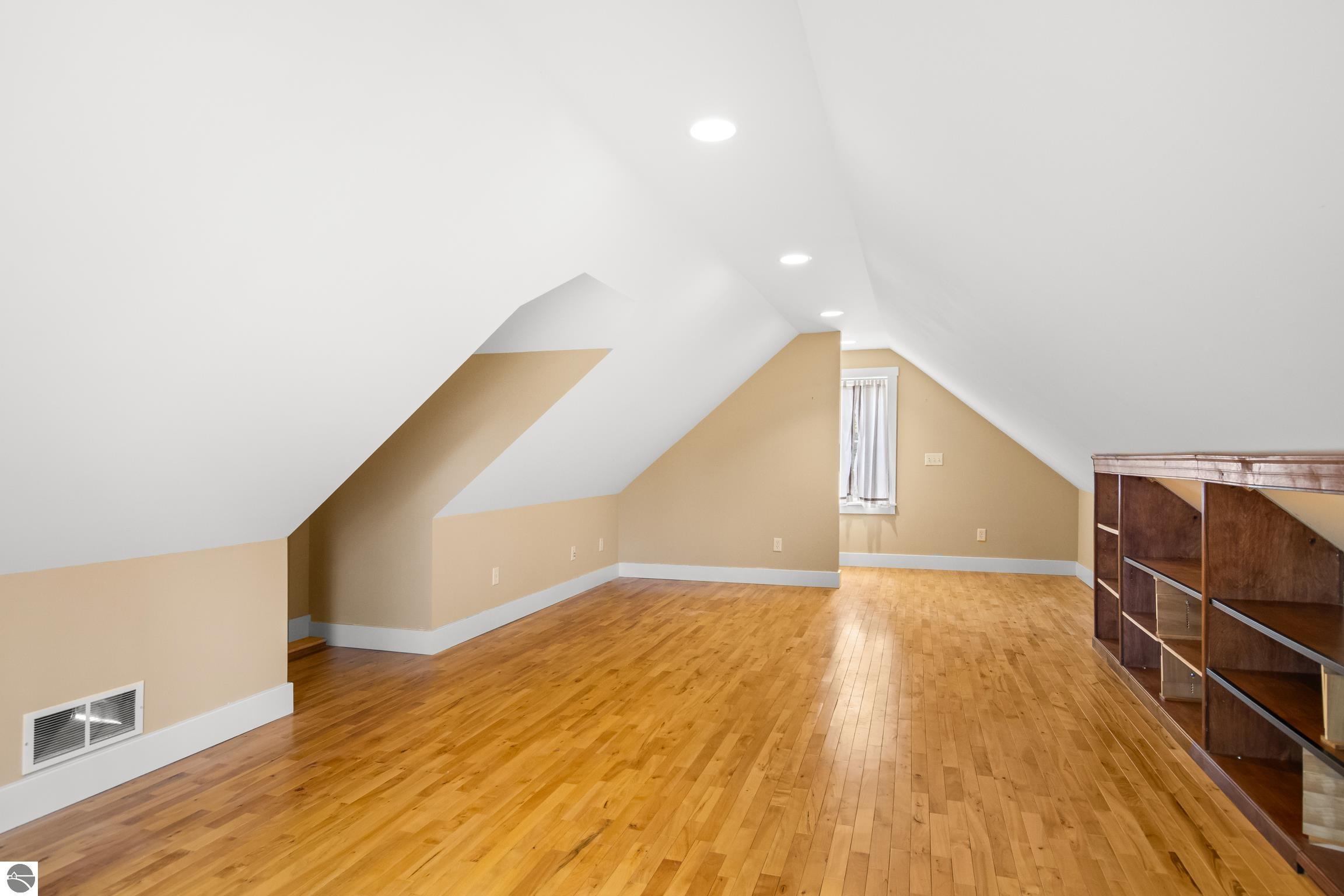 This 3-bedroom, 2.5-bath farmhouse offers a property designed for coun – image 37