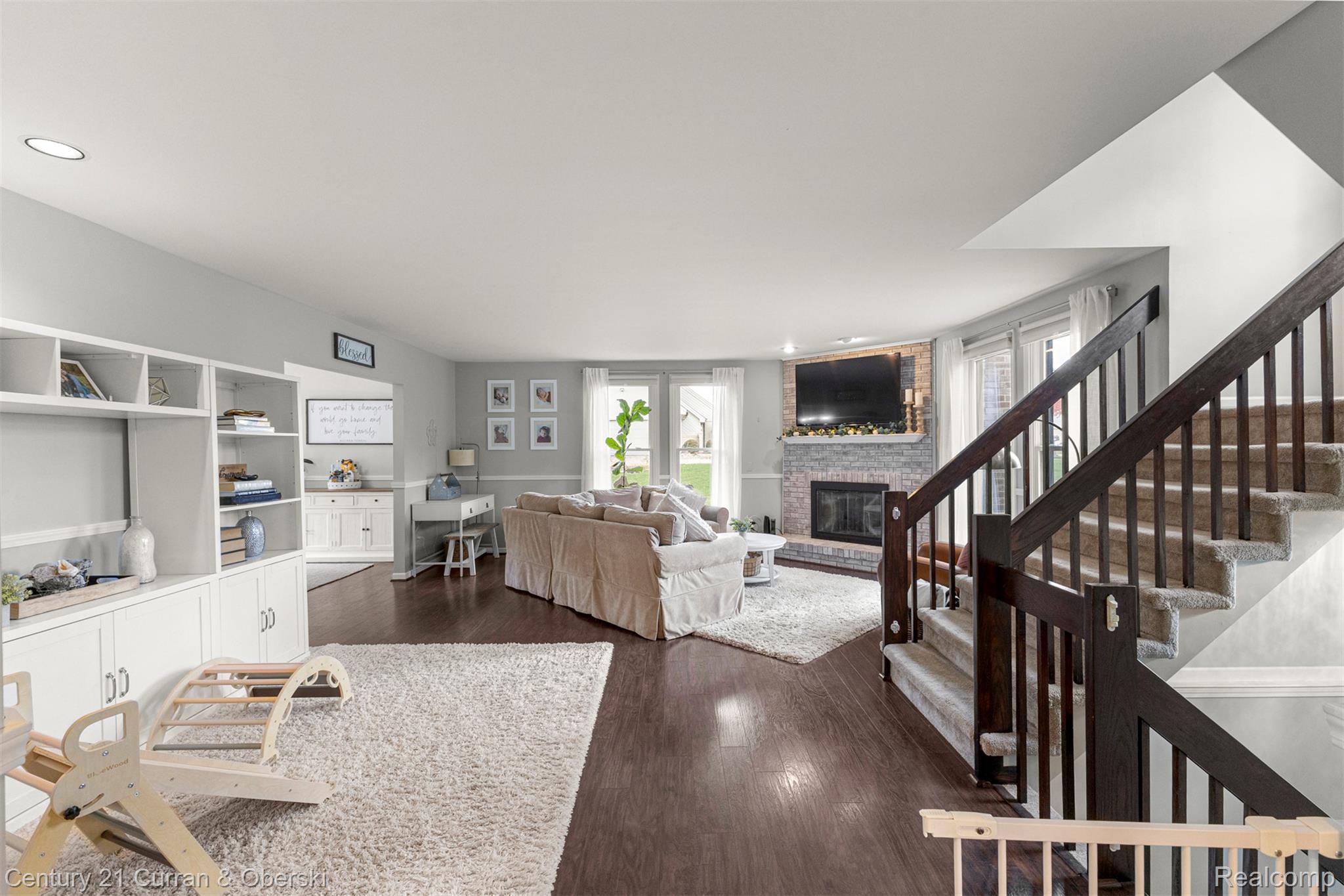 Welcome to 30999 Sudbury Street in Farmington Hills. This beautifully – image 4