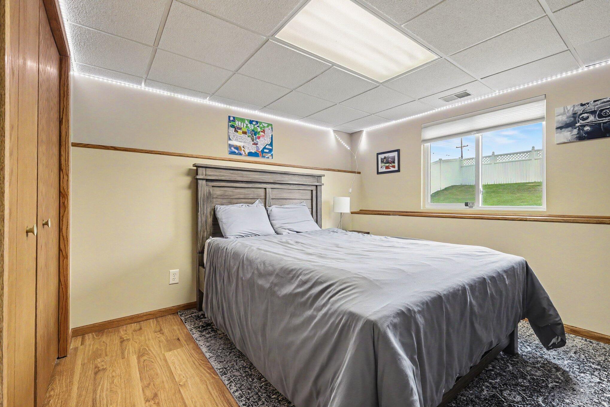 How does being located within minutes of the beach, restaurants, shopp – image 29