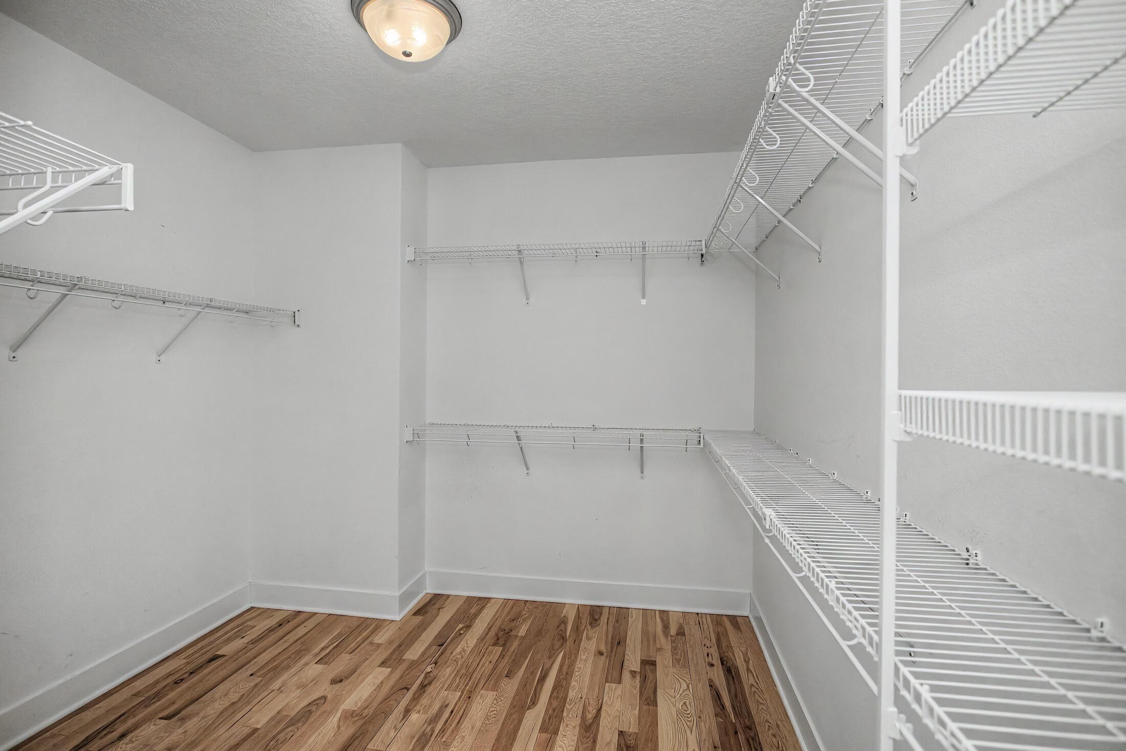 Beautifully crafted 1-story walk-out home in the highly desirable Sout – image 20