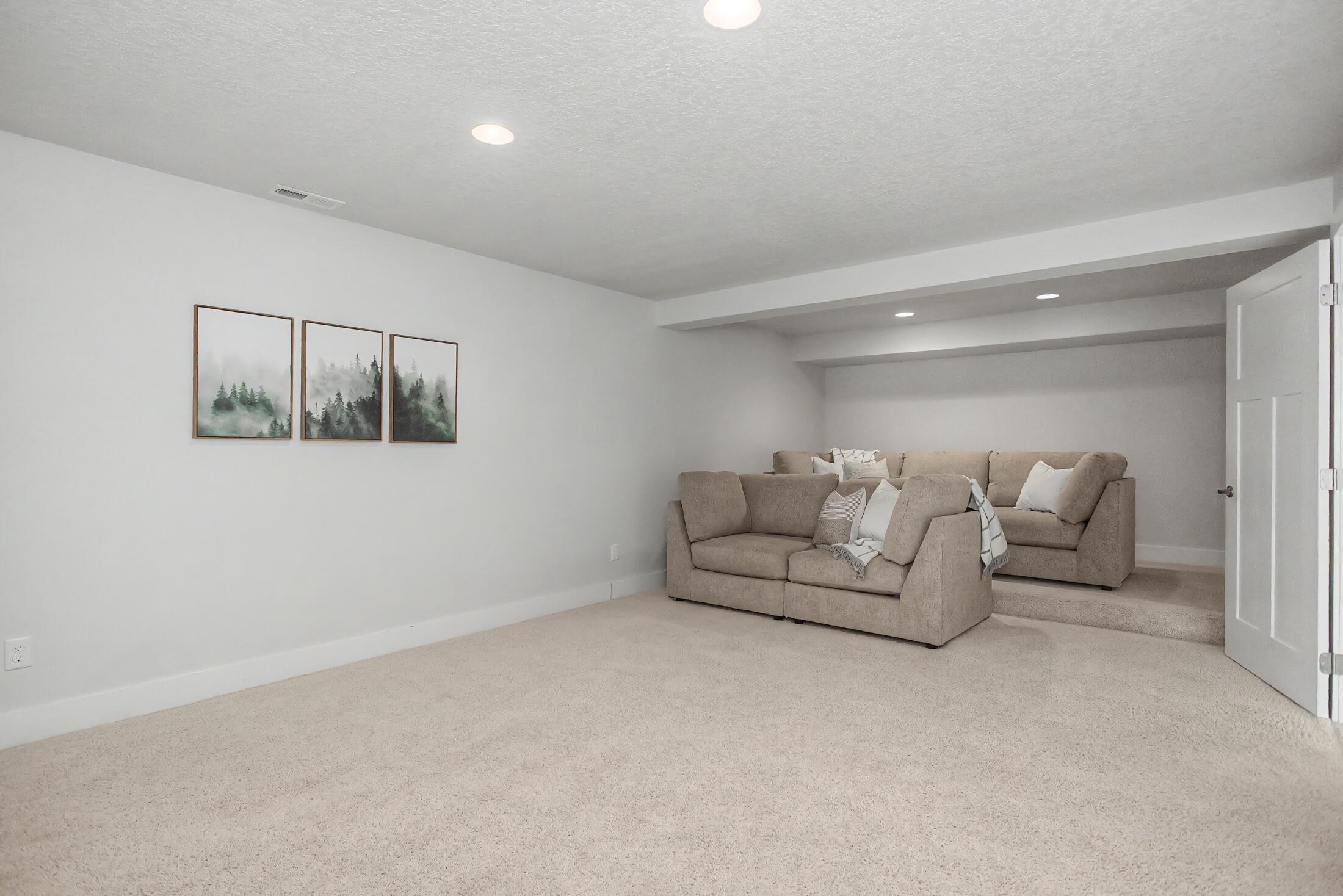 Beautifully crafted 1-story walk-out home in the highly desirable Sout – image 30
