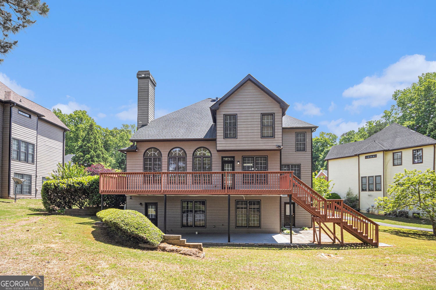 Fully finished basement with refined lakefront living in this beautifu – image 16