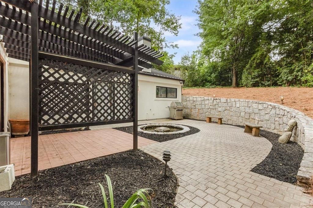 Gracious proportions and well-defined living spaces offer the perfect – image 45