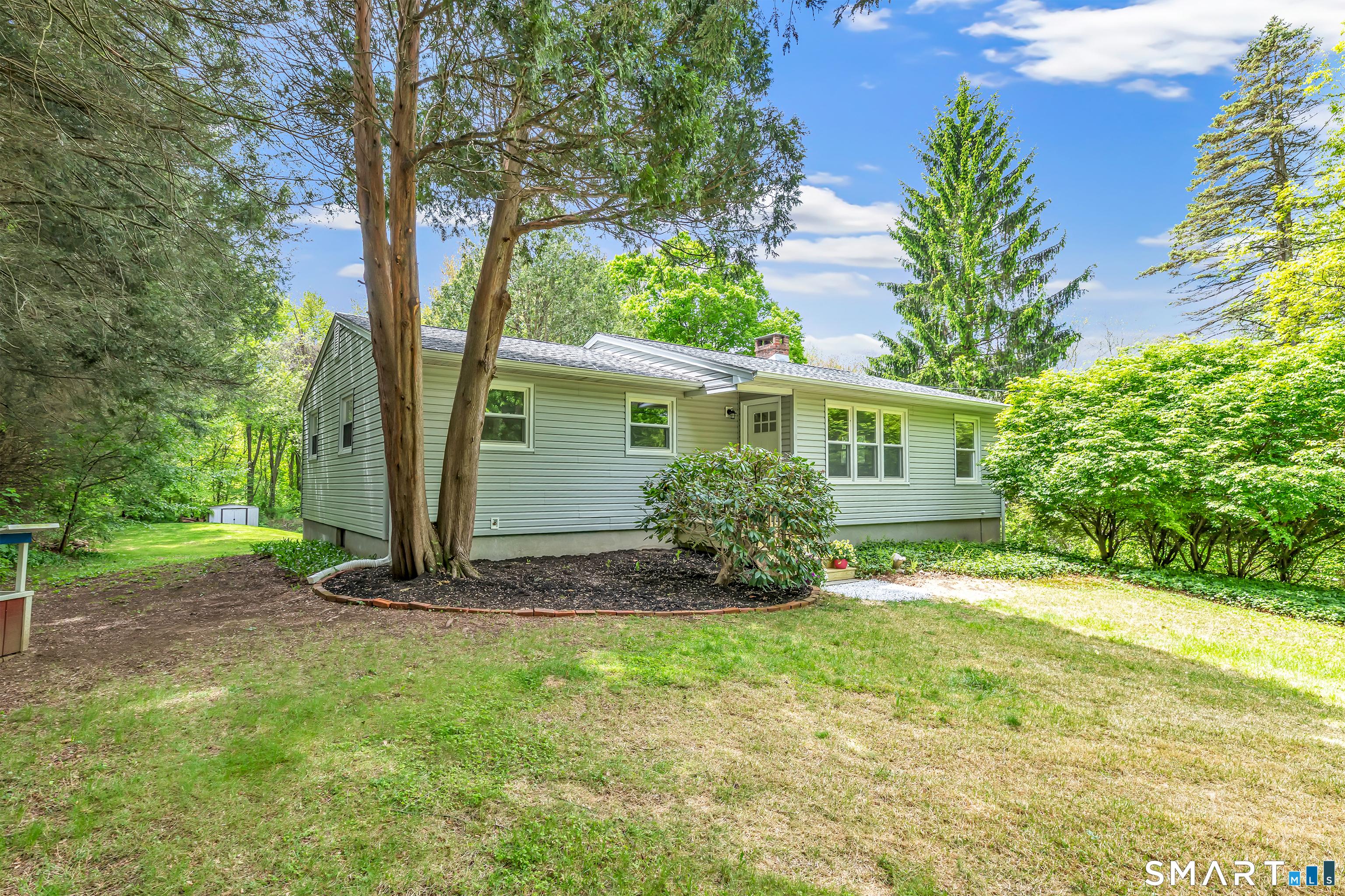 Welcome to 7 Longview Road, located in the desirable Sandy Hook sectio – image 1