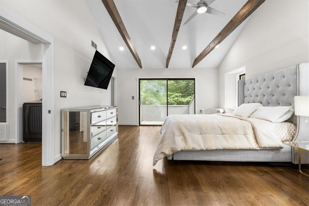 Gracious proportions and well-defined living spaces offer the perfect – image 52