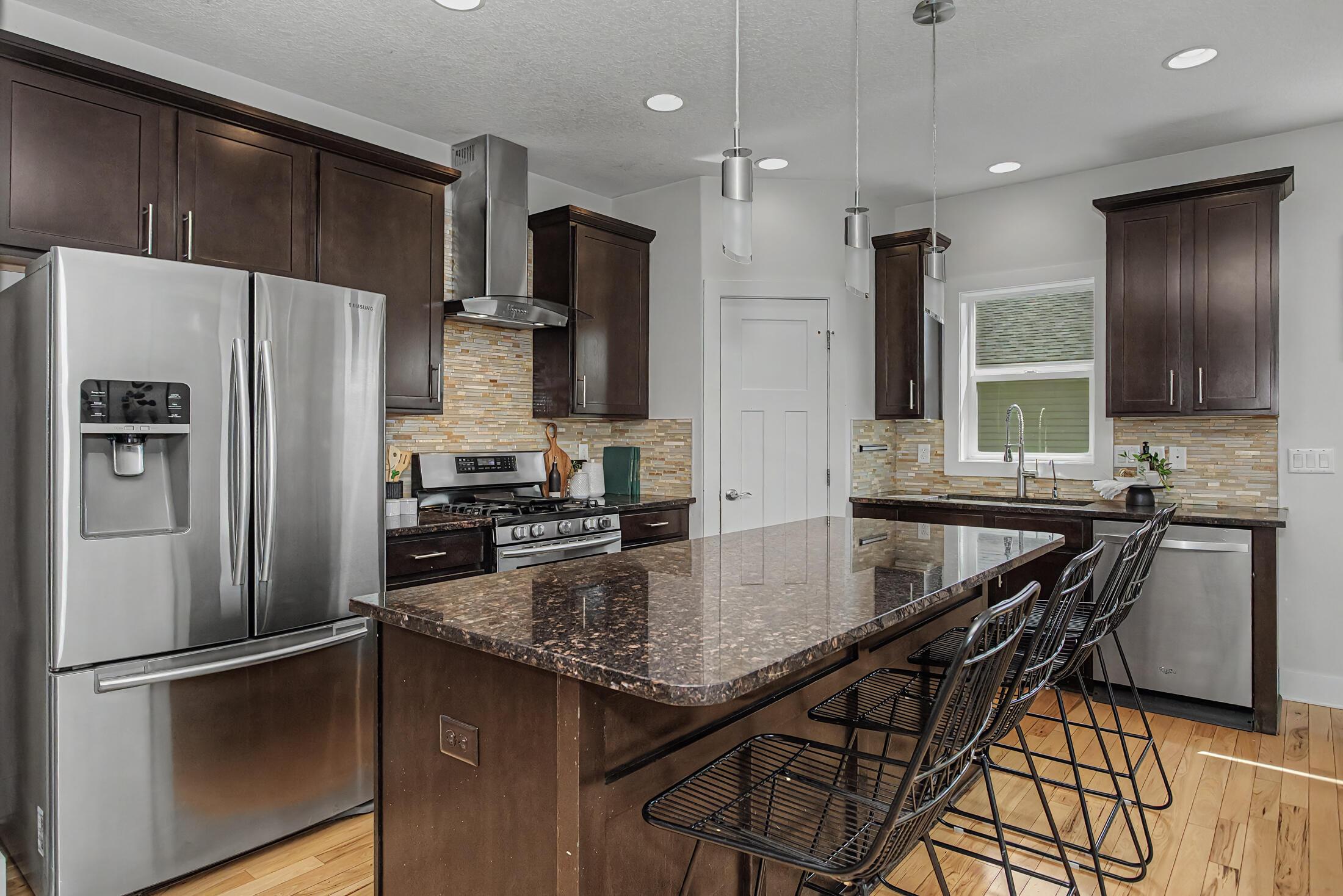 Beautifully crafted 1-story walk-out home in the highly desirable Sout – image 13