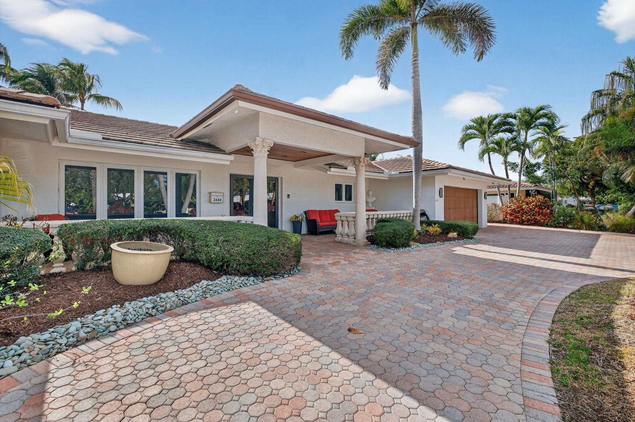 Rare & remarkable resort-style estate, set on an expansive lot in one – image 3