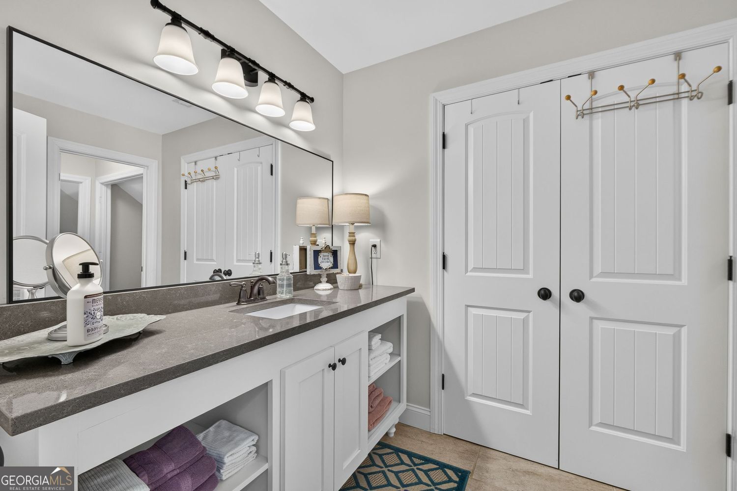 Incredible custom home with tons of bells and whistles in sought after – image 47