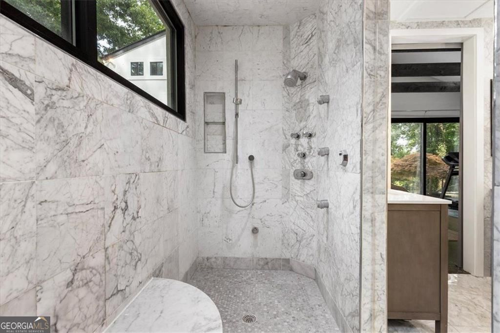 Gracious proportions and well-defined living spaces offer the perfect – image 30