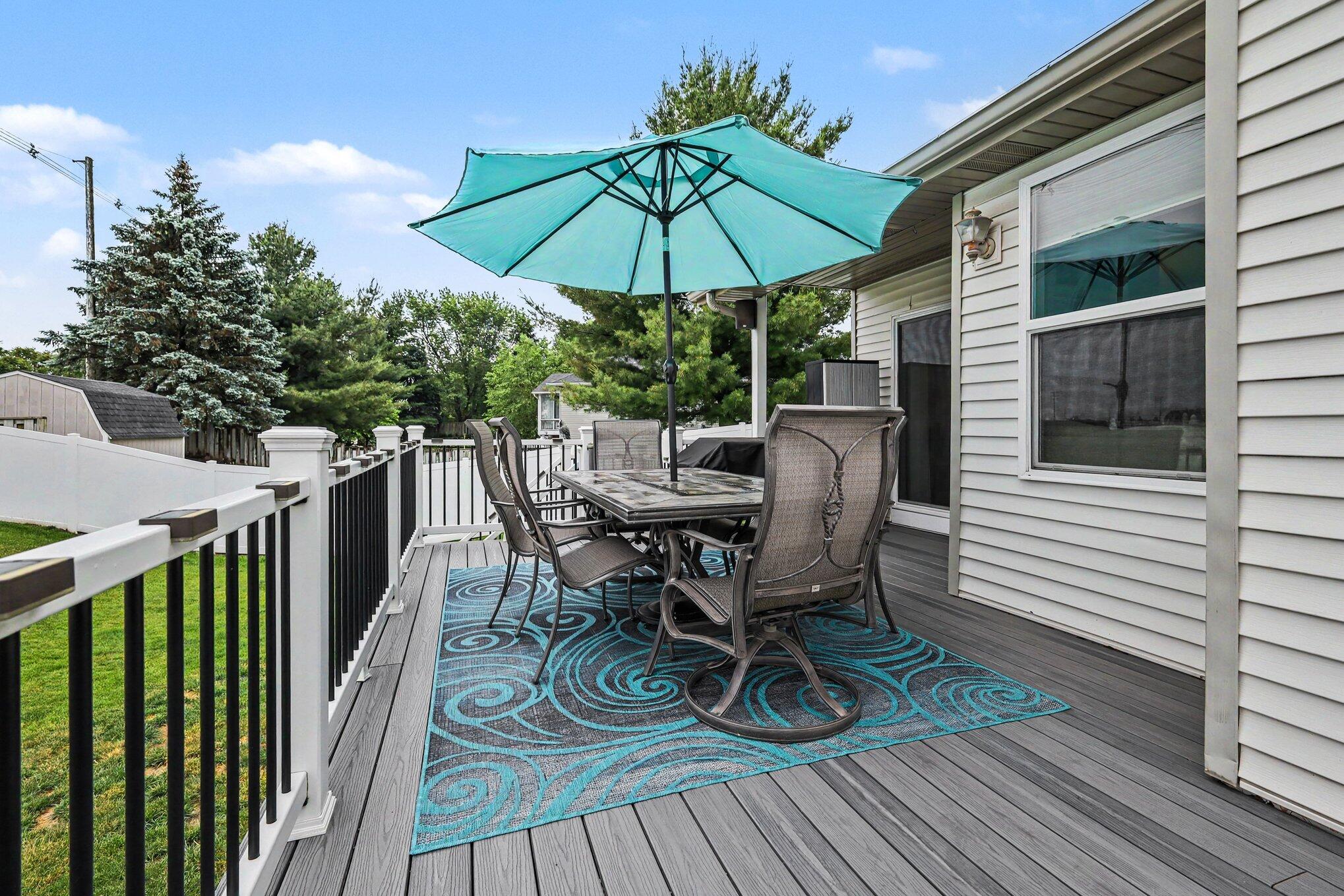 How does being located within minutes of the beach, restaurants, shopp – image 32