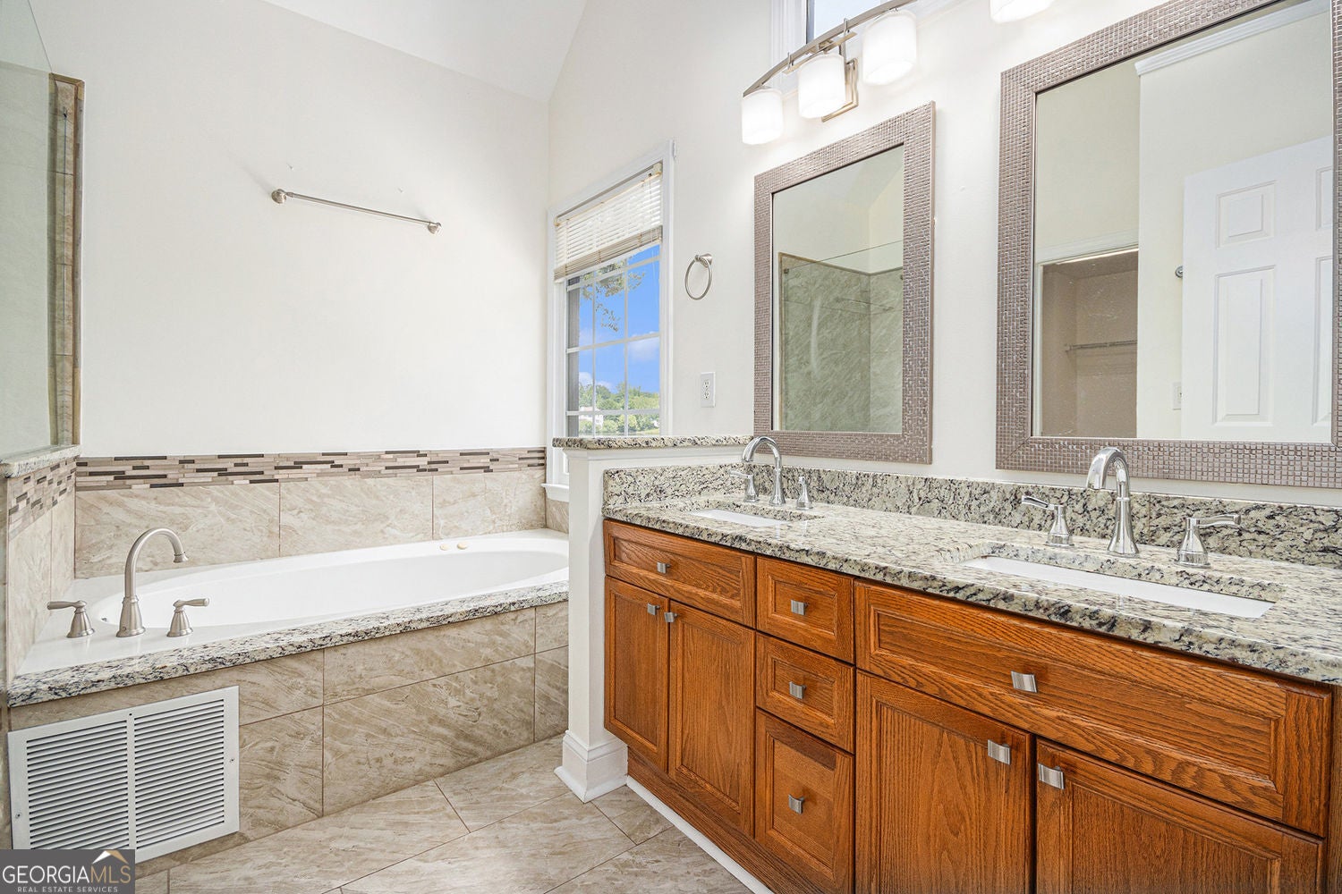 Fully finished basement with refined lakefront living in this beautifu – image 12