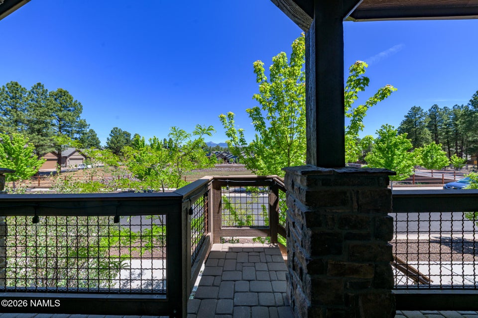 Mountain views, dual primary suites, and Flagstaff living at its fines – image 4